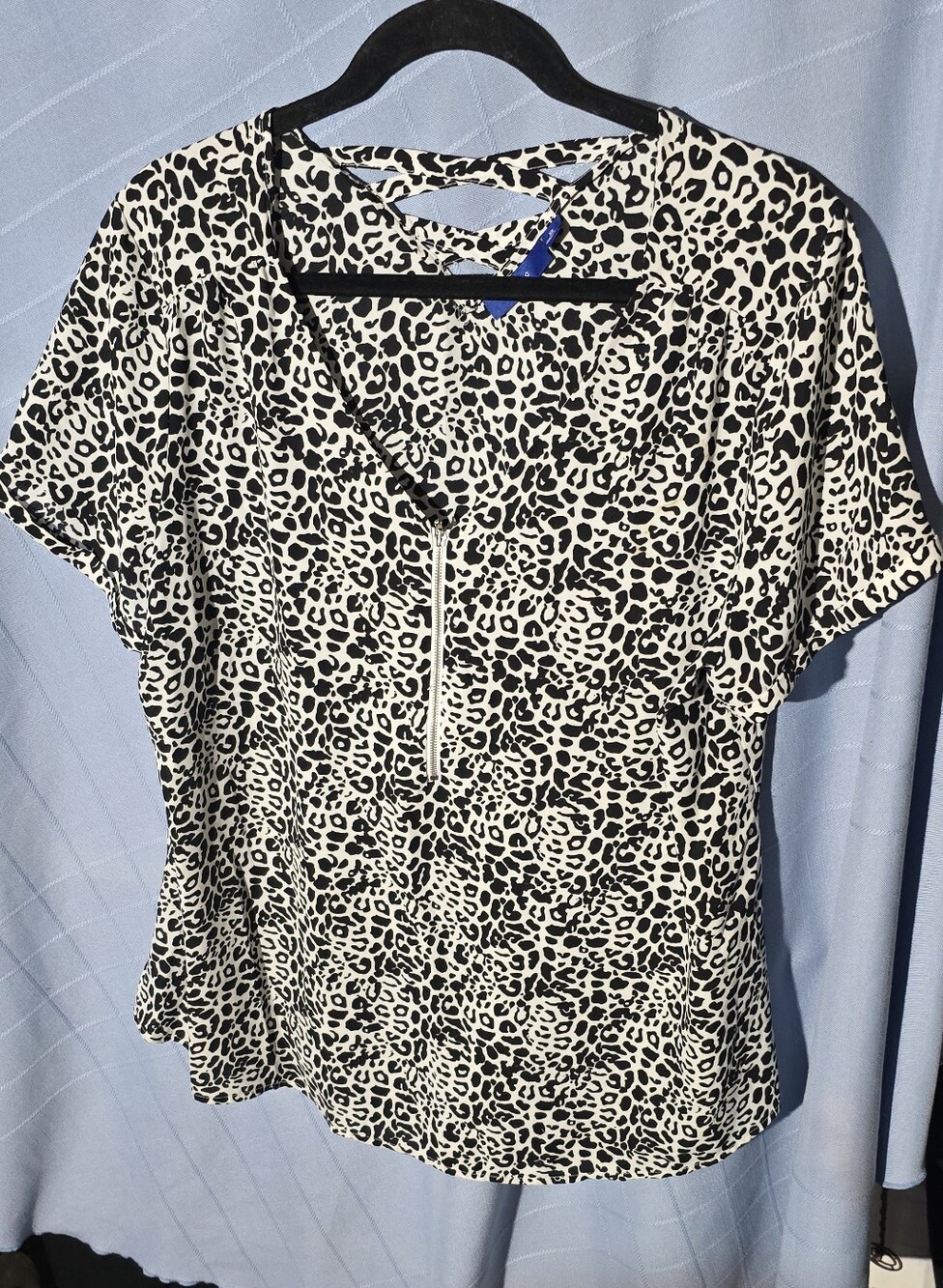 Apt. 9 Black & White Leopard Print V-Neck Women's Top